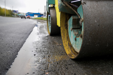 Asphalting with a steel wheel roller