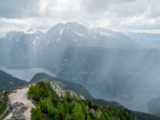 Regen über dem Königssee in Bayern