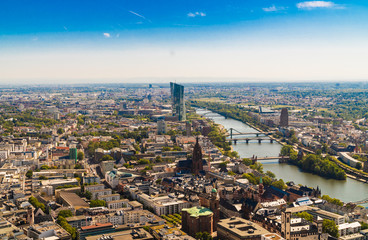 Panorama miasta z lotu ptaka. Frankfurt nad Menem widziana z gory. Panorama miasta w Niemczech. Widok na rzeke. Zabudowa nad Menem.