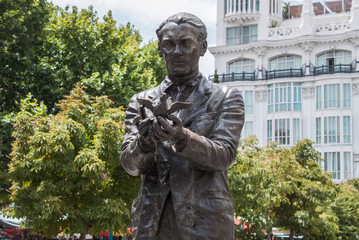 Fototapeta na wymiar Statue of the famous poet, Federico García Lorca with a pigeon on Saint Anne Square (Plaza de Santa Ana) in Madrid, Spain, Europe