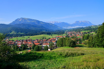 Fototapeta na wymiar Blick auf das Unterberghorn in den Alpen bei Kössen in Österreich