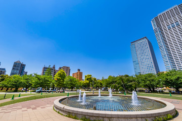 錦糸公園の噴水池と高層ビルディング