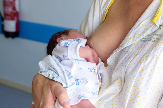 Bebé recién nacido mamando 10