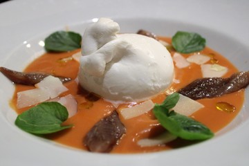 Plato de queso de burrata con anchoas