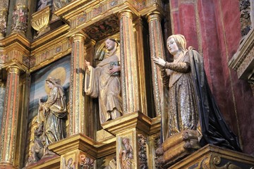 Fototapeta na wymiar Esculturas en el altar de una iglesia de Madrid