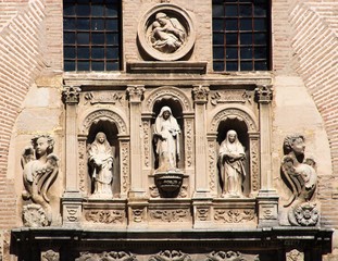 Fachada con esculturas de una iglesia de Granada