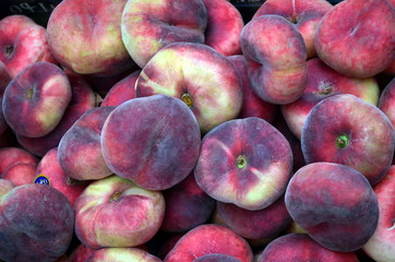 Viele Flachpfirsiche