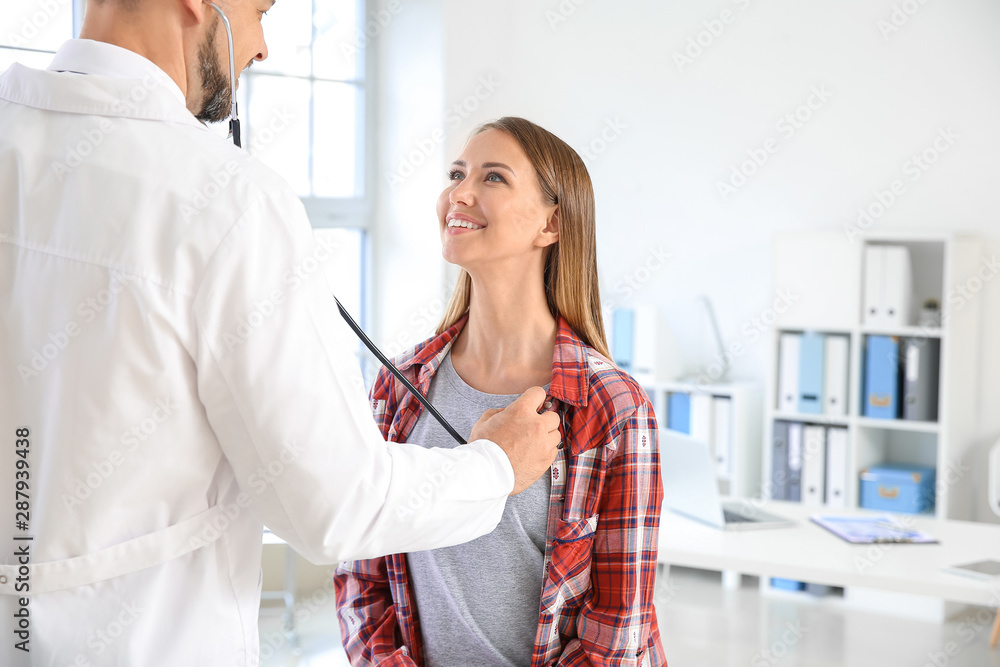 Poster Doctor listening woman's heartbeat in clinic