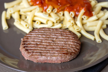 steak haché et pâtes à la sauce tomate