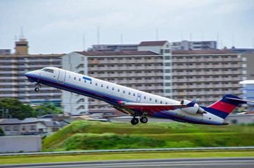 離陸上昇する小型ジェット旅客機