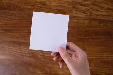 Obraz premium Hand holding a post-it