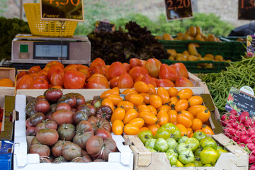 vente de fruits et légumes sur un marché