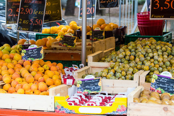 vente de fruits et légumes sur un marché