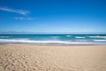 Fototapeten Vorderansicht der Küste von Palmar Beach mit Sand, türkisfarbenem Meerwasser und Horizont im Dorf Vejer (Cadiz, Andalusien, Spanien) © Q