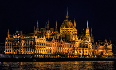 Obraz premium Hungarian Parliament Building and Danube River in Budapest. Night cityscape