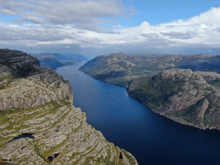 Fototapeta na wymiar Stavanger (Norwegen) Die Schönheit der Norwegischen Fjorde , Drohnen Bild, Fjord in Norwegen, Panorama mit See und Sicht auf Felsen bei blauem Himmel mit kleinen Norwegischen Häusern