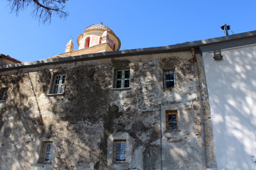 Facciata ammalorata di edificio antico con cupola
