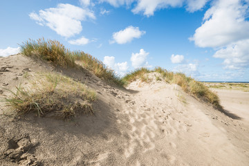 Dünenlandschaft mit sonnigem Himmel