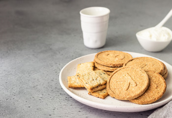Thin crispy wholegrain crackers with natural yogurt and milk. Simple breakfast or snack. 