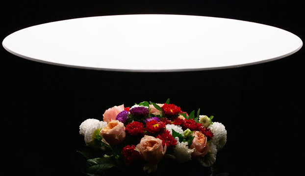 Blumenstrau&szlig; unter gro&szlig;er Lambe