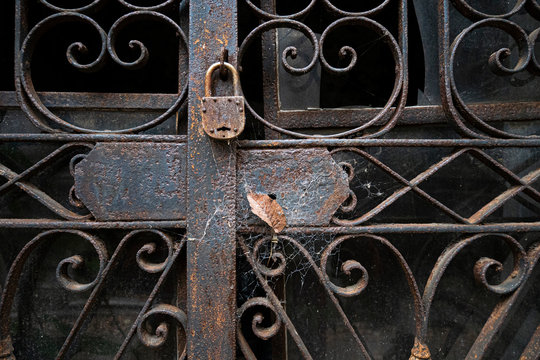Recoleta Cemetery, in the exclusive neighborhood of the same name. It has patriotic tombs, presidents, notable people, among them Eva Per&oacute;n, and millionaires. It surprises its state of abandonment.