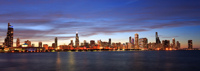 Naklejka premium Panoramic view of Chicago skyline at dusk with Lake Michigan on the foreground, IL, USA