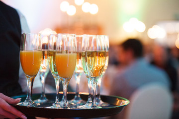 Sekt und Orangensaft auf Tablett