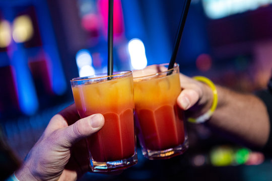 Ansto&szlig;en mit Longdrinks