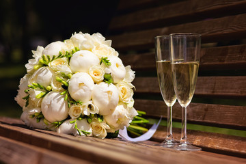 wedding bouquet and two glasses