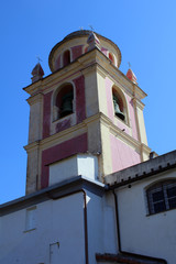 Facciata con campanile a cupola e campane