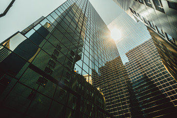 bulding new york - un ensemble de gratte-ciels modernes aux façades en verre réfléchissant la...