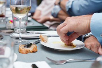 Menschen essen am Tisch