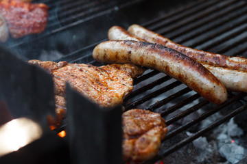 Bratwurst und Steak auf Grill