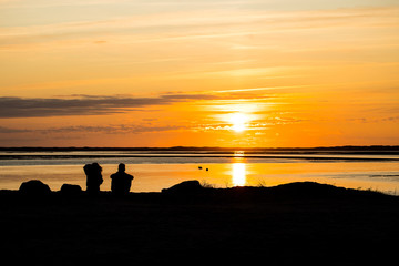 couple devant un coucher de soleil