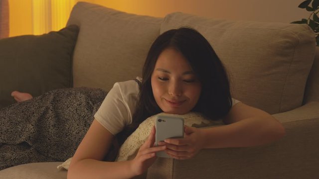 スマートフォン・女性・夜