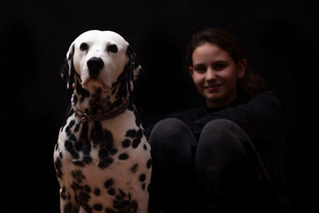 adolescente, mascota, gato, perro, dalmata, dalmatian, hembra, macho, niña, complicidad, amistad, fondo, fondo negro, fondo de pantalla, comida animales, veterinario, salud, felicidad, sonreir, reir, 