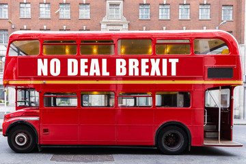 Vieux bus londonien traditionnel avec message &quot no deal brexit&quot  sur le côté du bus rouge