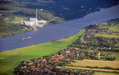 Elbe bei Geesthacht mit AKW Kruemmel
