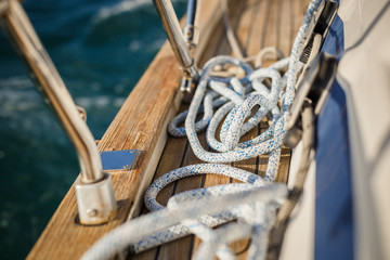 Détails d'équipements nautiques sur un voilier navigant lors d'une journée ensoleillée