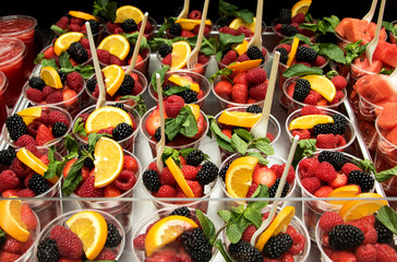 marktstand mit köstlichen fruchtgetränken für heiße sommertage