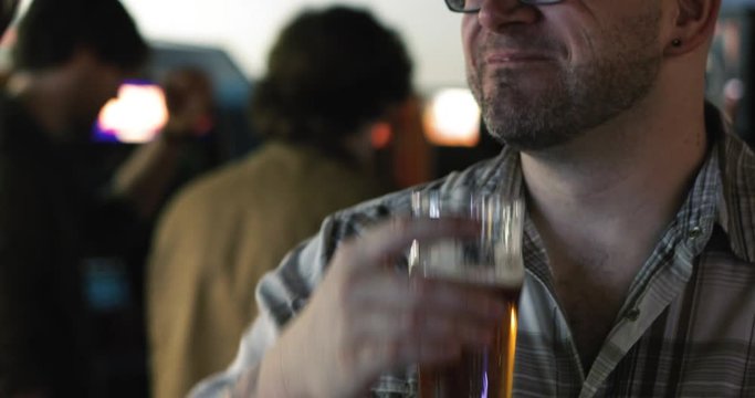 Arcade: Man And Woman Talking In A Bar