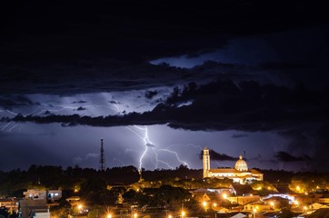 noite de tempestade com raios e uma igreja