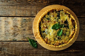 bacon spinach quiche with fresh spinach leaves