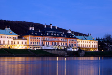 Fototapeta na wymiar Schloss Pillnitz am Abend