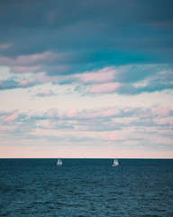 Fototapeta premium Sailboats out on the lake during sunset