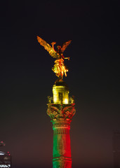 Columna en verde y rojo