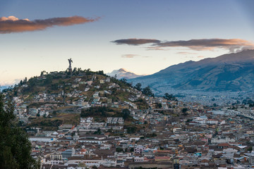 quito al tramonto ecuador