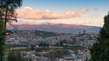 quito al tramonto ecuador