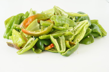 Peperoni verdi del sud Italia tagliati a metà, pronti per essere fritti in padella