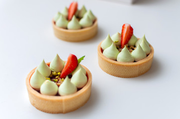 Tart with pistachio and strawberry